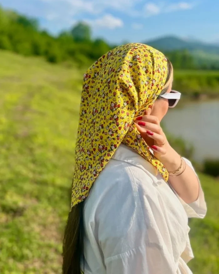 مینی اسکارف گل گلی انیتا. رنگ زرد گل گلی