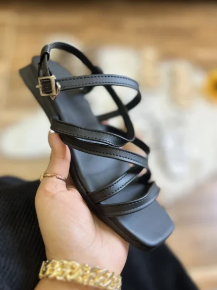 با صندل آنجل، مینیمال و شیک قدم بردار